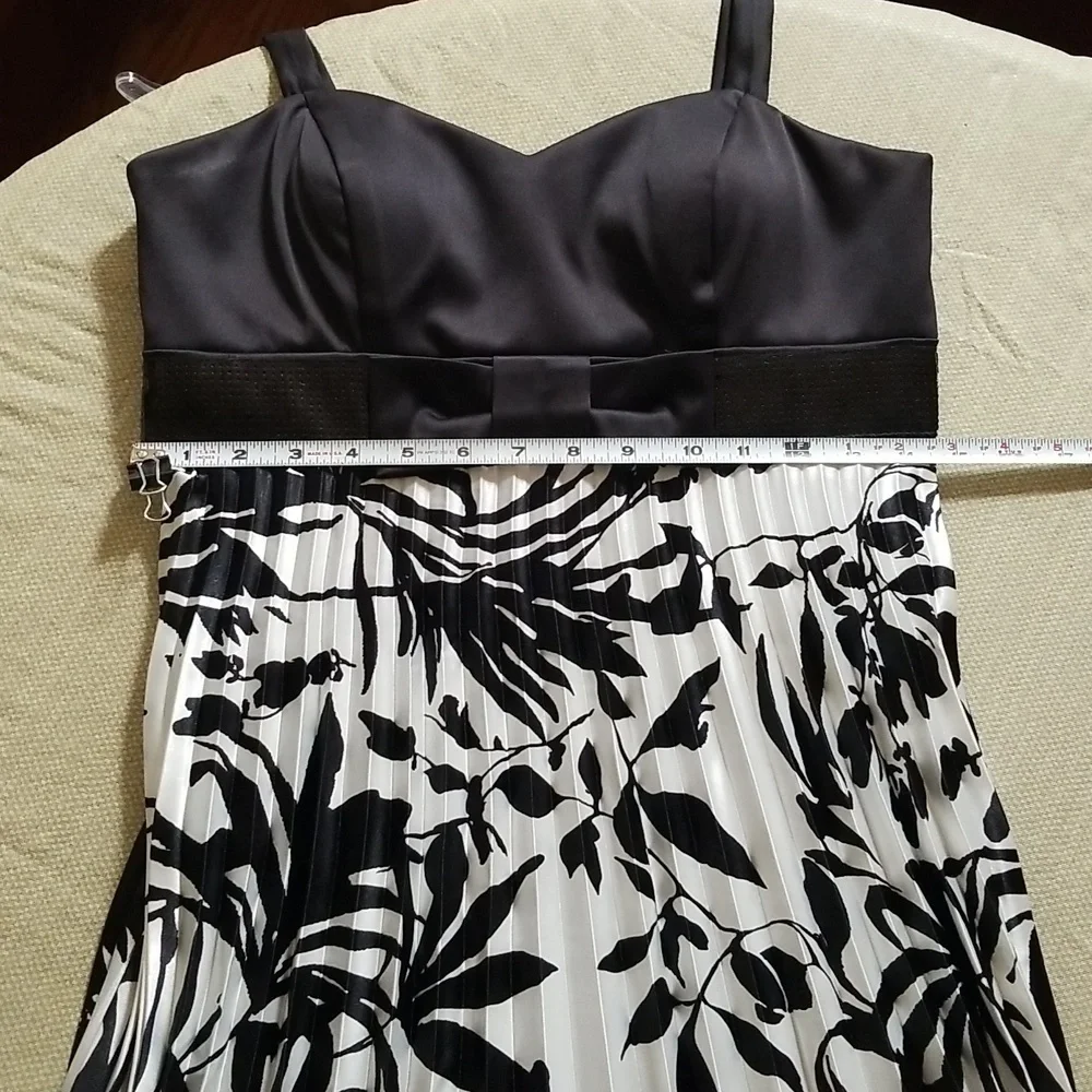 🖤Black🖤 & White Pleated Long Dress - Picture 7 of 14